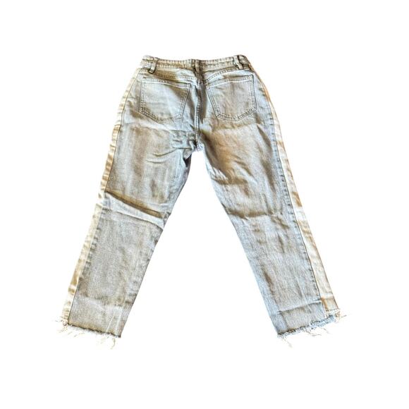 PacSun “Mom Jean” size 26 light wash with raw edges - Picture 7 of 9